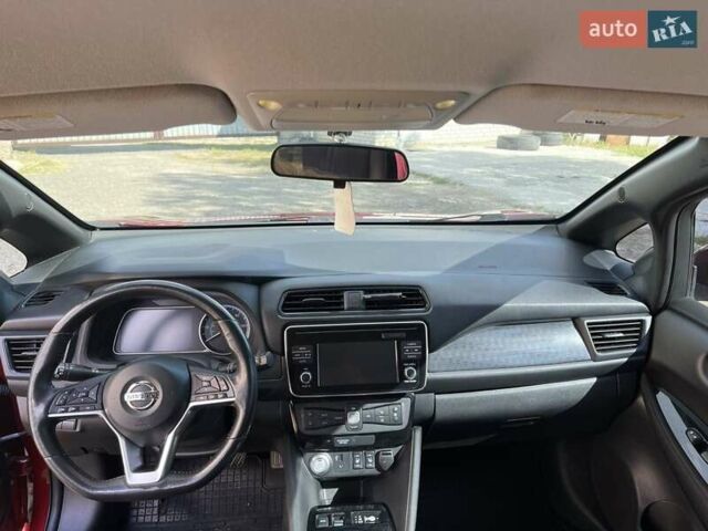 Красный Ниссан Лиф, объемом двигателя 0 л и пробегом 80 тыс. км за 13799 $, фото 4 на Automoto.ua