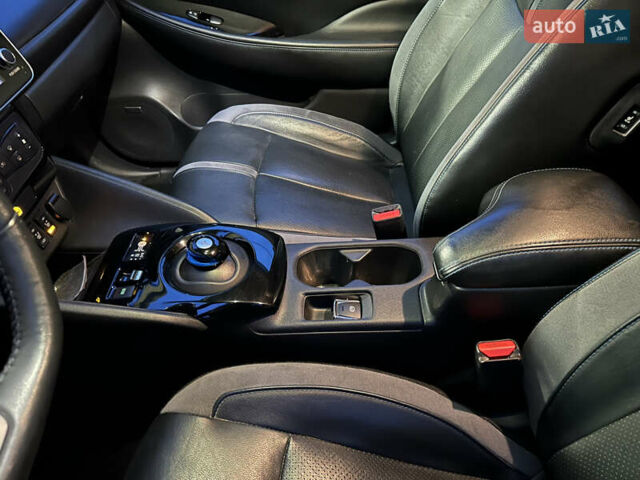 Красный Ниссан Лиф, объемом двигателя 0 л и пробегом 134 тыс. км за 12500 $, фото 9 на Automoto.ua