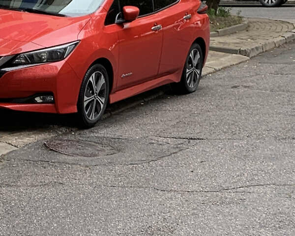 Красный Ниссан Лиф, объемом двигателя 0 л и пробегом 89 тыс. км за 12500 $, фото 5 на Automoto.ua