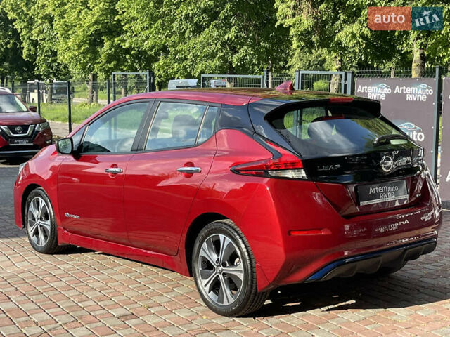 Красный Ниссан Лиф, объемом двигателя 0 л и пробегом 117 тыс. км за 12000 $, фото 1 на Automoto.ua