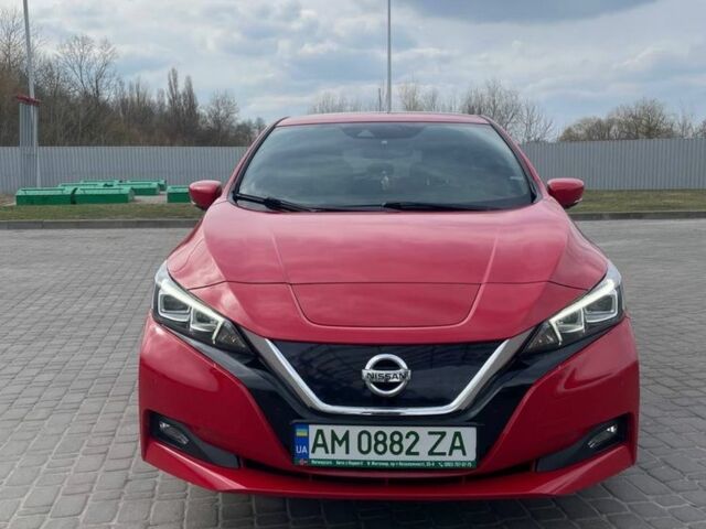 Красный Ниссан Лиф, объемом двигателя 0 л и пробегом 135 тыс. км за 13000 $, фото 1 на Automoto.ua