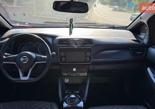 Красный Ниссан Лиф, объемом двигателя 0 л и пробегом 90 тыс. км за 11500 $, фото 16 на Automoto.ua