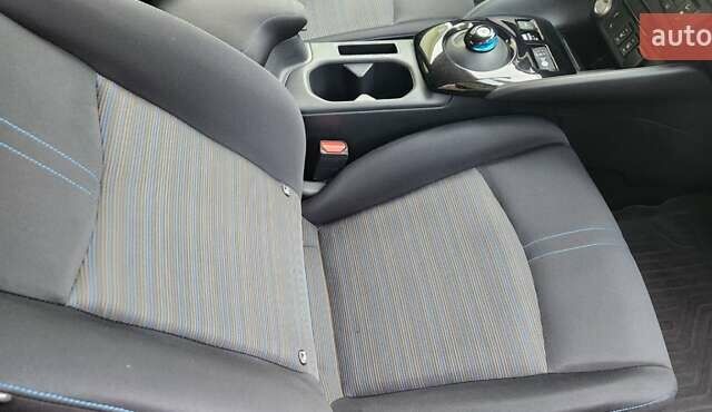 Красный Ниссан Лиф, объемом двигателя 0 л и пробегом 130 тыс. км за 10950 $, фото 16 на Automoto.ua