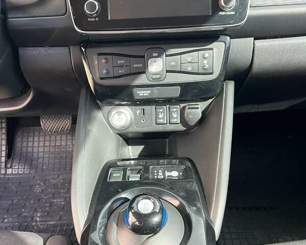 Красный Ниссан Лиф, объемом двигателя 0 л и пробегом 80 тыс. км за 13799 $, фото 21 на Automoto.ua