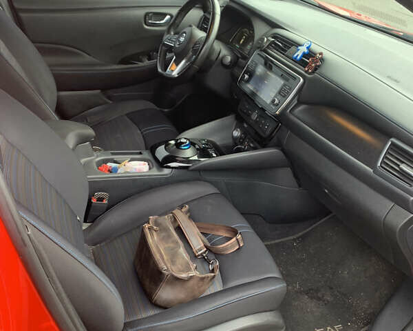 Красный Ниссан Лиф, объемом двигателя 0 л и пробегом 89 тыс. км за 12500 $, фото 12 на Automoto.ua