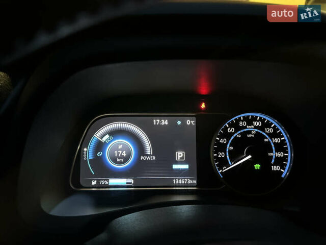 Красный Ниссан Лиф, объемом двигателя 0 л и пробегом 134 тыс. км за 12500 $, фото 14 на Automoto.ua