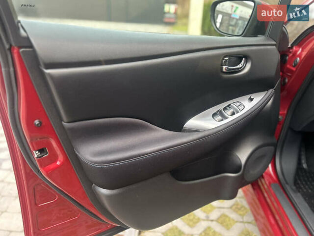 Красный Ниссан Лиф, объемом двигателя 0 л и пробегом 62 тыс. км за 11990 $, фото 6 на Automoto.ua