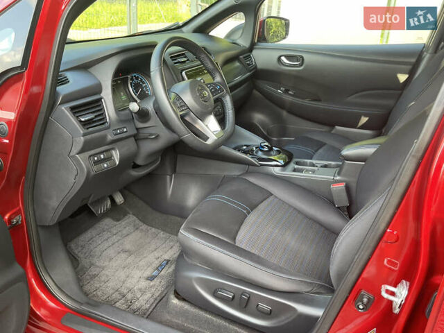 Красный Ниссан Лиф, объемом двигателя 0 л и пробегом 117 тыс. км за 12000 $, фото 6 на Automoto.ua