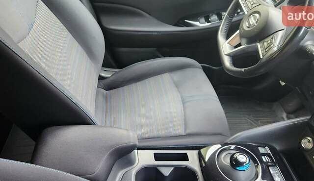 Красный Ниссан Лиф, объемом двигателя 0 л и пробегом 130 тыс. км за 10950 $, фото 15 на Automoto.ua