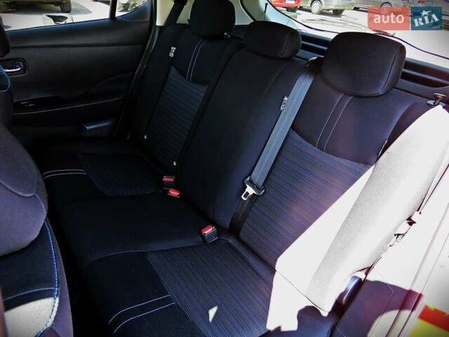 Красный Ниссан Лиф, объемом двигателя 0 л и пробегом 93 тыс. км за 15300 $, фото 15 на Automoto.ua