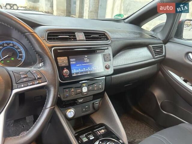 Красный Ниссан Лиф, объемом двигателя 0 л и пробегом 37 тыс. км за 14000 $, фото 3 на Automoto.ua