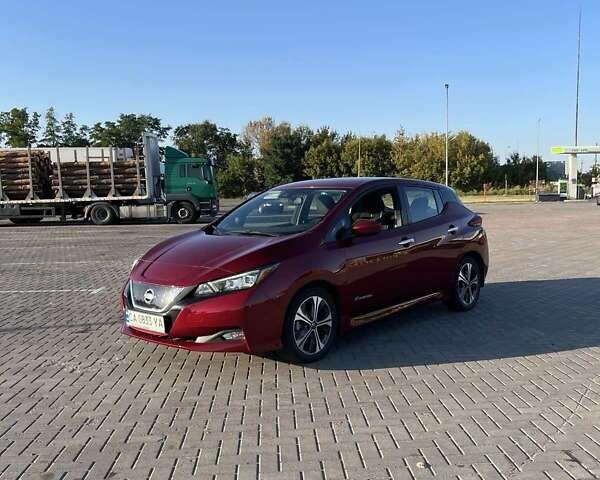 Красный Ниссан Лиф, объемом двигателя 0 л и пробегом 100 тыс. км за 12500 $, фото 1 на Automoto.ua