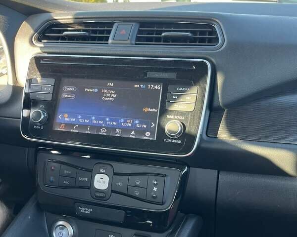 Красный Ниссан Лиф, объемом двигателя 0 л и пробегом 100 тыс. км за 12500 $, фото 11 на Automoto.ua