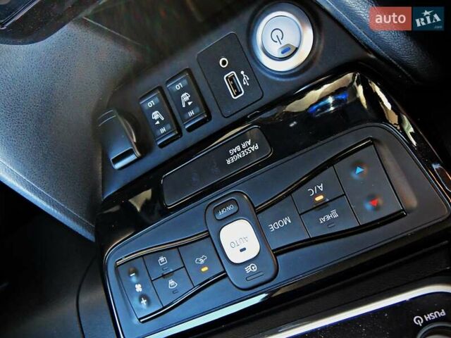 Красный Ниссан Лиф, объемом двигателя 0 л и пробегом 93 тыс. км за 15300 $, фото 12 на Automoto.ua