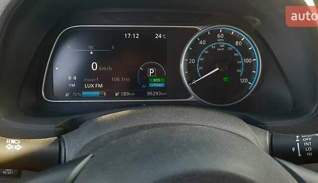 Красный Ниссан Лиф, объемом двигателя 0 л и пробегом 100 тыс. км за 12500 $, фото 12 на Automoto.ua