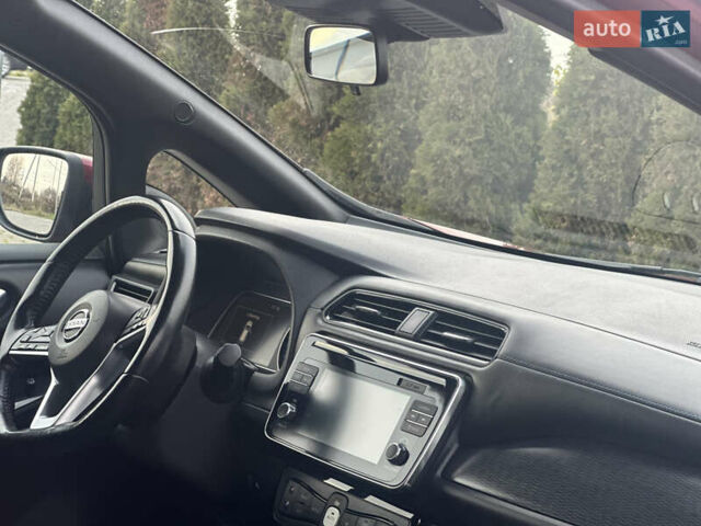 Красный Ниссан Лиф, объемом двигателя 0 л и пробегом 95 тыс. км за 11700 $, фото 11 на Automoto.ua