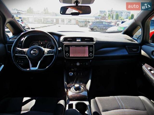 Красный Ниссан Лиф, объемом двигателя 0 л и пробегом 93 тыс. км за 15300 $, фото 16 на Automoto.ua