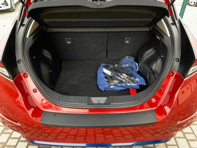 Красный Ниссан Лиф, объемом двигателя 0 л и пробегом 81 тыс. км за 14199 $, фото 14 на Automoto.ua