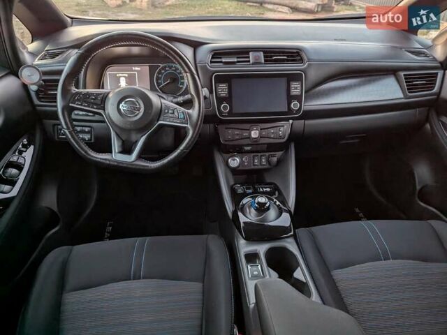 Красный Ниссан Лиф, объемом двигателя 0 л и пробегом 70 тыс. км за 16300 $, фото 6 на Automoto.ua