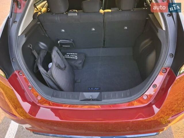 Красный Ниссан Лиф, объемом двигателя 0 л и пробегом 54 тыс. км за 15000 $, фото 10 на Automoto.ua