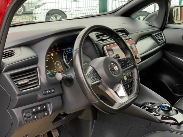 Красный Ниссан Лиф, объемом двигателя 0 л и пробегом 81 тыс. км за 14199 $, фото 10 на Automoto.ua