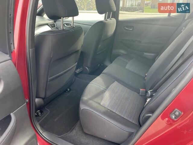 Красный Ниссан Лиф, объемом двигателя 0 л и пробегом 100 тыс. км за 12300 $, фото 8 на Automoto.ua