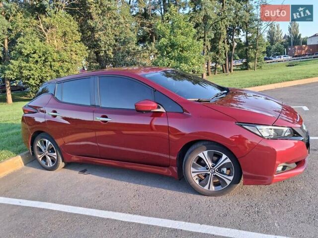 Красный Ниссан Лиф, объемом двигателя 0 л и пробегом 54 тыс. км за 15000 $, фото 5 на Automoto.ua