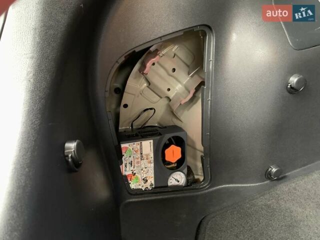 Красный Ниссан Лиф, объемом двигателя 0 л и пробегом 81 тыс. км за 14199 $, фото 31 на Automoto.ua