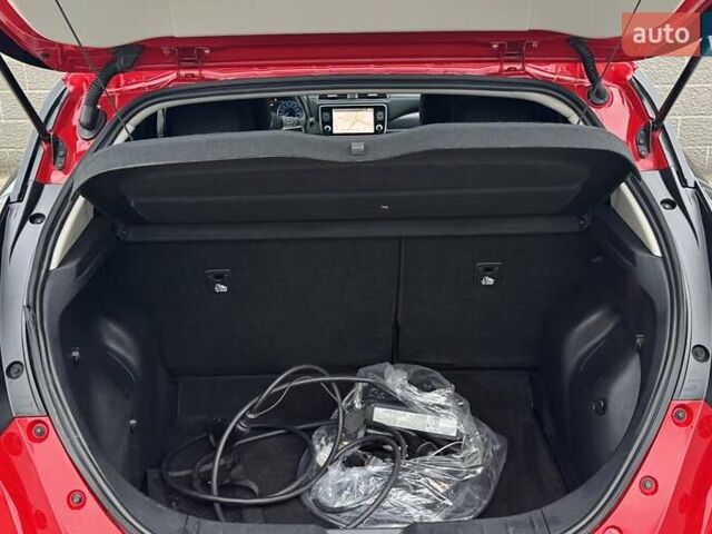 Красный Ниссан Лиф, объемом двигателя 0 л и пробегом 120 тыс. км за 14900 $, фото 12 на Automoto.ua