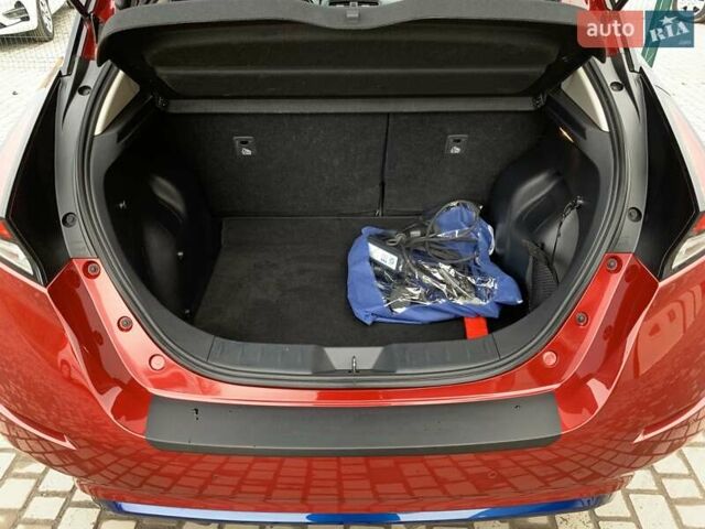 Красный Ниссан Лиф, объемом двигателя 0 л и пробегом 81 тыс. км за 14199 $, фото 30 на Automoto.ua