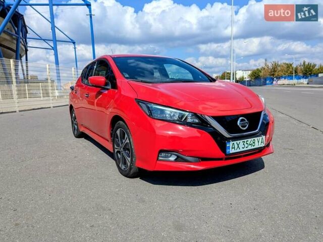 Красный Ниссан Лиф, объемом двигателя 0 л и пробегом 70 тыс. км за 16300 $, фото 1 на Automoto.ua