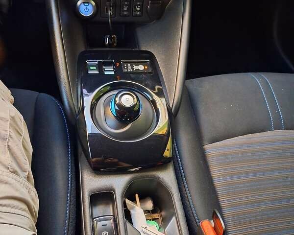 Красный Ниссан Лиф, объемом двигателя 0 л и пробегом 54 тыс. км за 15000 $, фото 11 на Automoto.ua