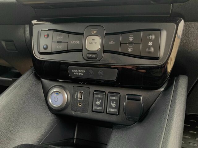 Красный Ниссан Лиф, объемом двигателя 0 л и пробегом 81 тыс. км за 14199 $, фото 18 на Automoto.ua