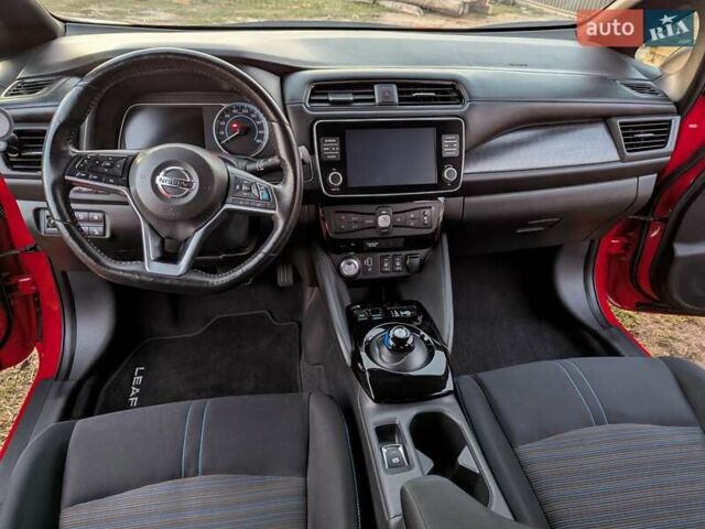 Красный Ниссан Лиф, объемом двигателя 0 л и пробегом 70 тыс. км за 16300 $, фото 10 на Automoto.ua