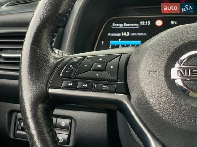 Красный Ниссан Лиф, объемом двигателя 0 л и пробегом 81 тыс. км за 14199 $, фото 47 на Automoto.ua