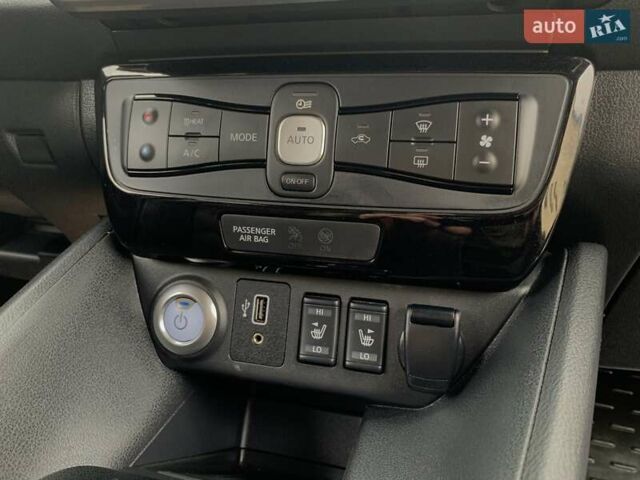 Красный Ниссан Лиф, объемом двигателя 0 л и пробегом 81 тыс. км за 14199 $, фото 40 на Automoto.ua