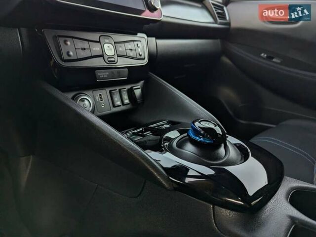 Красный Ниссан Лиф, объемом двигателя 0 л и пробегом 70 тыс. км за 16300 $, фото 15 на Automoto.ua