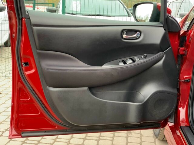 Красный Ниссан Лиф, объемом двигателя 0 л и пробегом 81 тыс. км за 14199 $, фото 9 на Automoto.ua