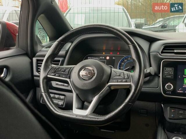 Красный Ниссан Лиф, объемом двигателя 0 л и пробегом 81 тыс. км за 14199 $, фото 57 на Automoto.ua