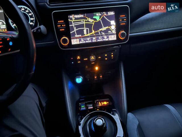 Красный Ниссан Лиф, объемом двигателя 0 л и пробегом 63 тыс. км за 14150 $, фото 23 на Automoto.ua