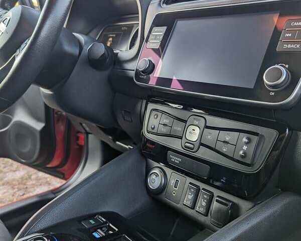Красный Ниссан Лиф, объемом двигателя 0 л и пробегом 70 тыс. км за 16300 $, фото 13 на Automoto.ua