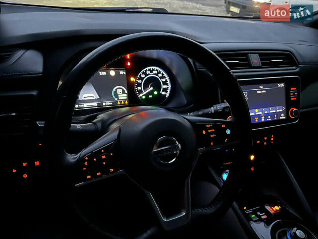 Красный Ниссан Лиф, объемом двигателя 0 л и пробегом 63 тыс. км за 14150 $, фото 21 на Automoto.ua