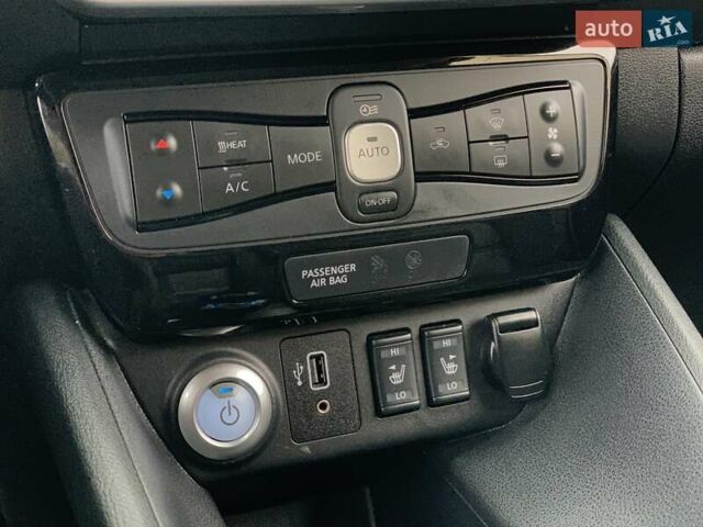 Красный Ниссан Лиф, объемом двигателя 0 л и пробегом 81 тыс. км за 14199 $, фото 53 на Automoto.ua