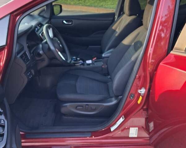 Красный Ниссан Лиф, объемом двигателя 0 л и пробегом 54 тыс. км за 15000 $, фото 7 на Automoto.ua