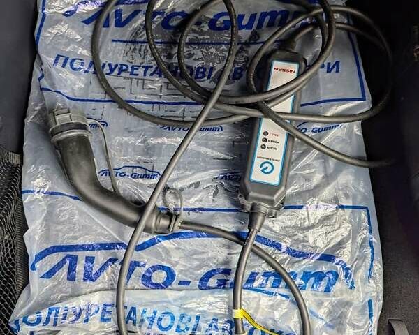 Красный Ниссан Лиф, объемом двигателя 0 л и пробегом 70 тыс. км за 16300 $, фото 18 на Automoto.ua