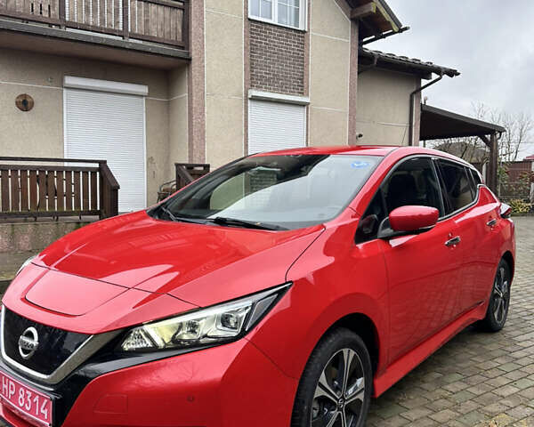 Красный Ниссан Лиф, объемом двигателя 0 л и пробегом 45 тыс. км за 15999 $, фото 1 на Automoto.ua