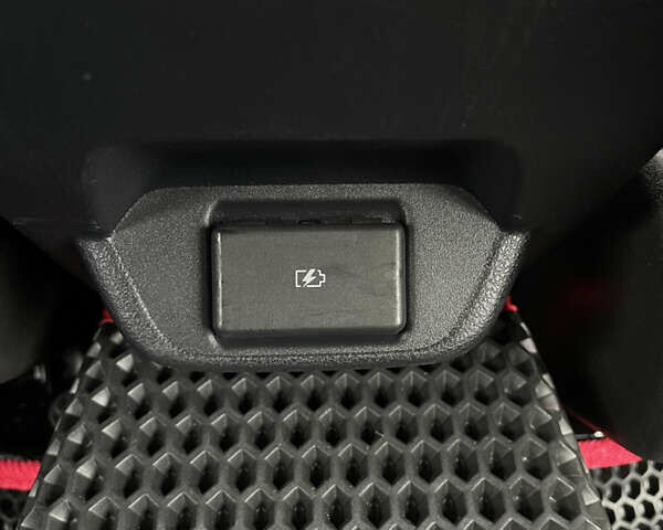 Красный Ниссан Лиф, объемом двигателя 0 л и пробегом 77 тыс. км за 14700 $, фото 23 на Automoto.ua