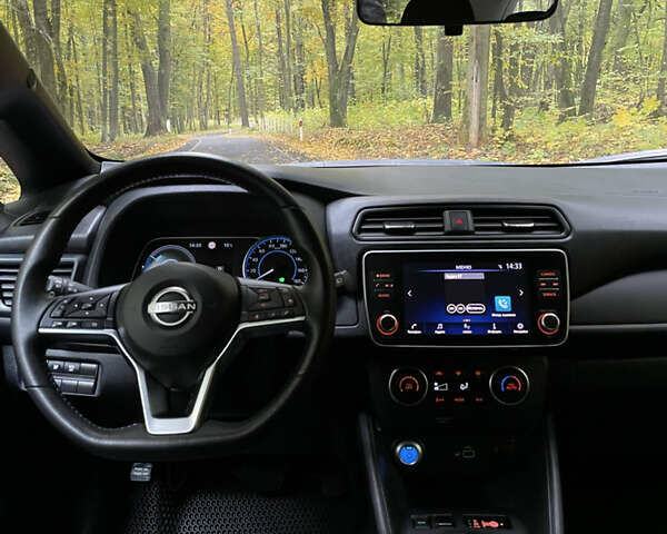 Красный Ниссан Лиф, объемом двигателя 0 л и пробегом 77 тыс. км за 14700 $, фото 20 на Automoto.ua