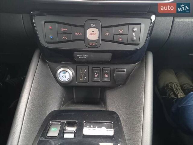 Красный Ниссан Лиф, объемом двигателя 0 л и пробегом 21 тыс. км за 18600 $, фото 51 на Automoto.ua