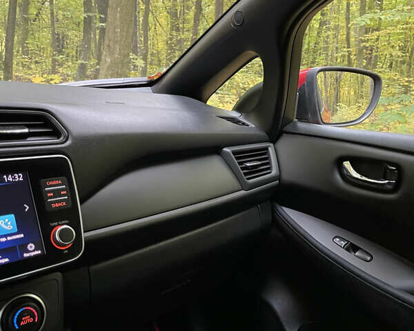 Красный Ниссан Лиф, объемом двигателя 0 л и пробегом 77 тыс. км за 14700 $, фото 21 на Automoto.ua